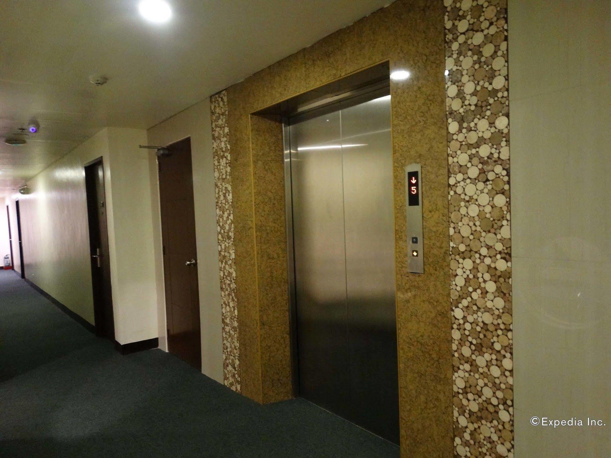 D Circle Hotel Маніла Екстер'єр фото